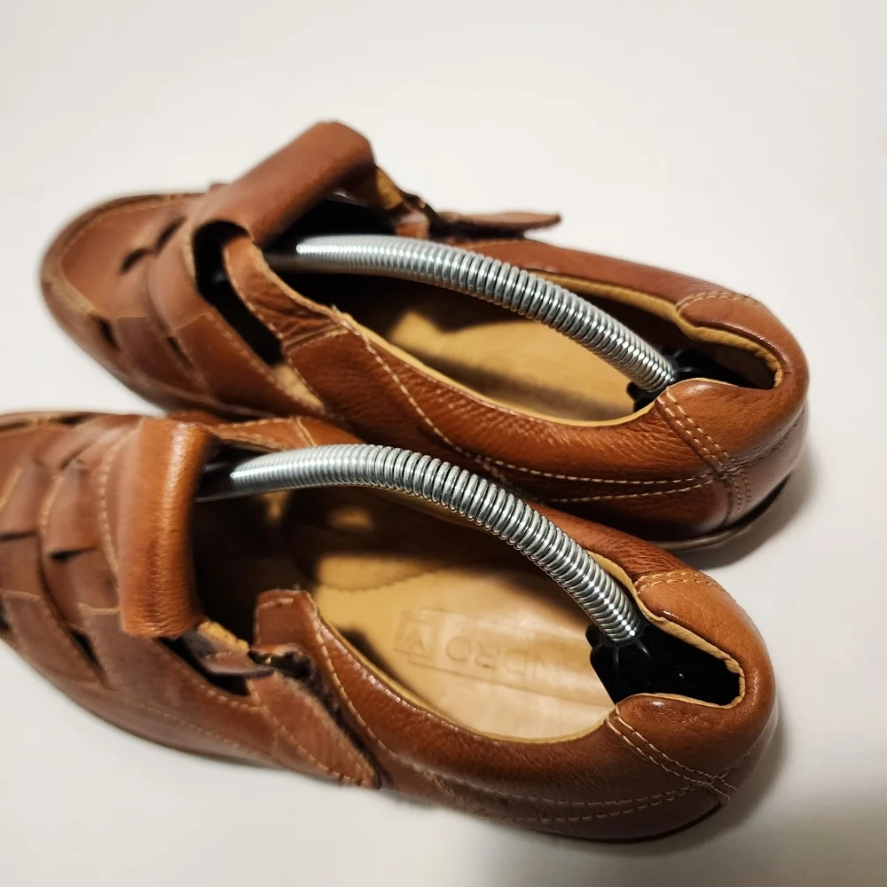 Sandro Mens Tan Leather Fisherman Sandals Size 9.5D Hook And Look Soft and Gel